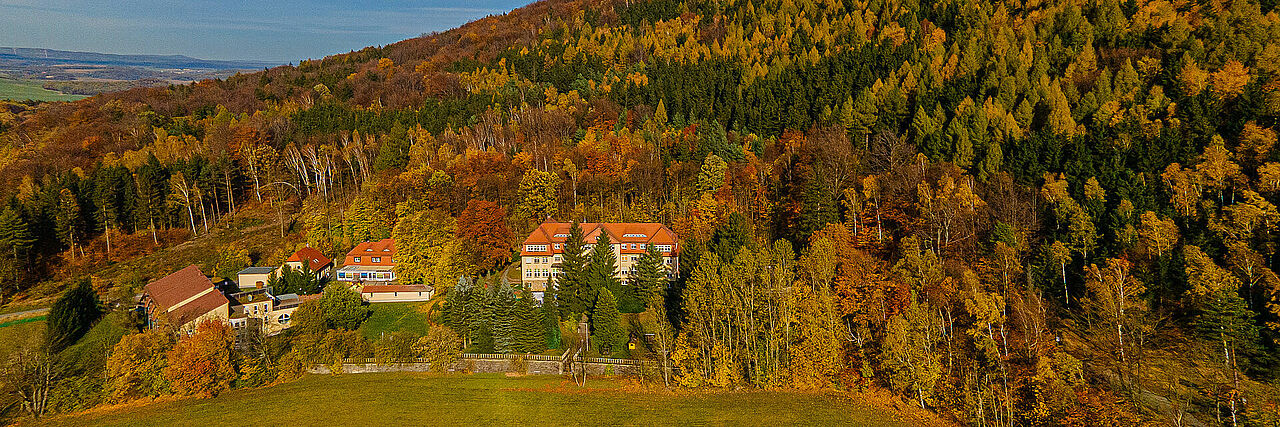 Luftbild Kureinrichtung und Landschaft im Herbst