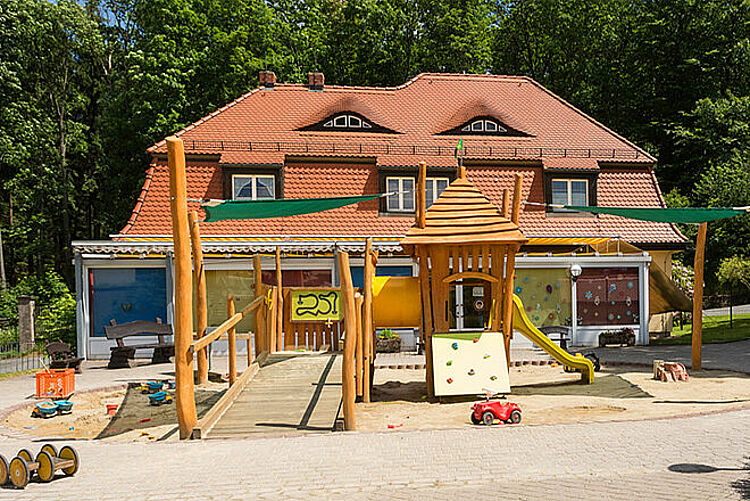 Blick zum Kinderhaus mit Spielplatz