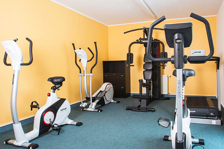 Blick in den Fitnessraum mit Heimtrainern