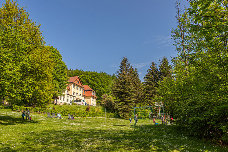 Blick auf Kurhaus und Bolzplatz