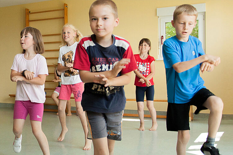 Kinder beim Sport im Sportraum