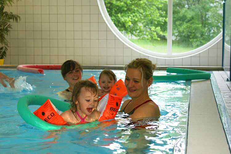 Mutti mit Kind im Schwimmbecken